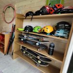Bild på skateboards och hjälmar som ligger på en hylla.