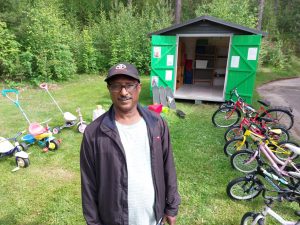 Habtejonas arbetar med Fritidsbankens utlåning i Lomtjärnsparken.