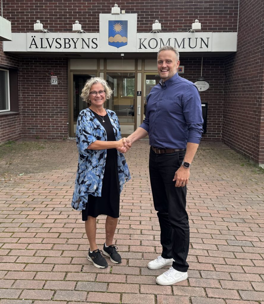 Yvonne Westerlund, konceptägare för Vivum på Riksbyggen och kommunalstyrelsens ordförande Johan Dahlqvist skakar hand.