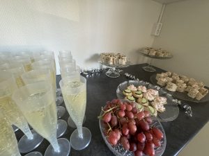 Alkoholfritt bubbel och snittar.