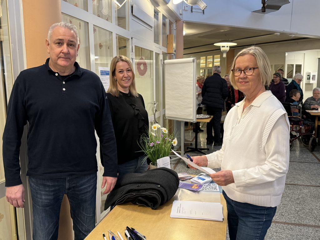 Socialchef Robert Cortinovis och Maria Larsson från Riksbyggen svarar på frågor och tar emot enkätsvar. Elisabeth Öberg svarade på enkäten om trygghetsboenden.