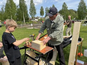 Jägarförbundet lät barnen bygga egna fågelholkar.