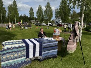 Mer försäljning, bilden visar Eva Strömgren som sålde mattor.
