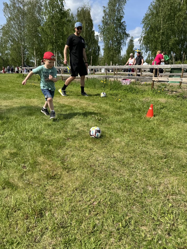 ÄIF Fotboll bjöd in till bollövningar.