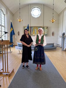 Viktoria Viklund delar ut stipendium till Gunnel Lundström.