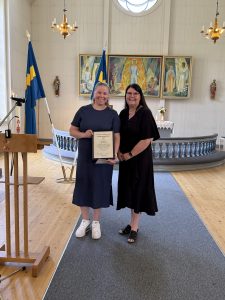 Viktoria Viklund delade ut stipendium till Elin Hortlund.