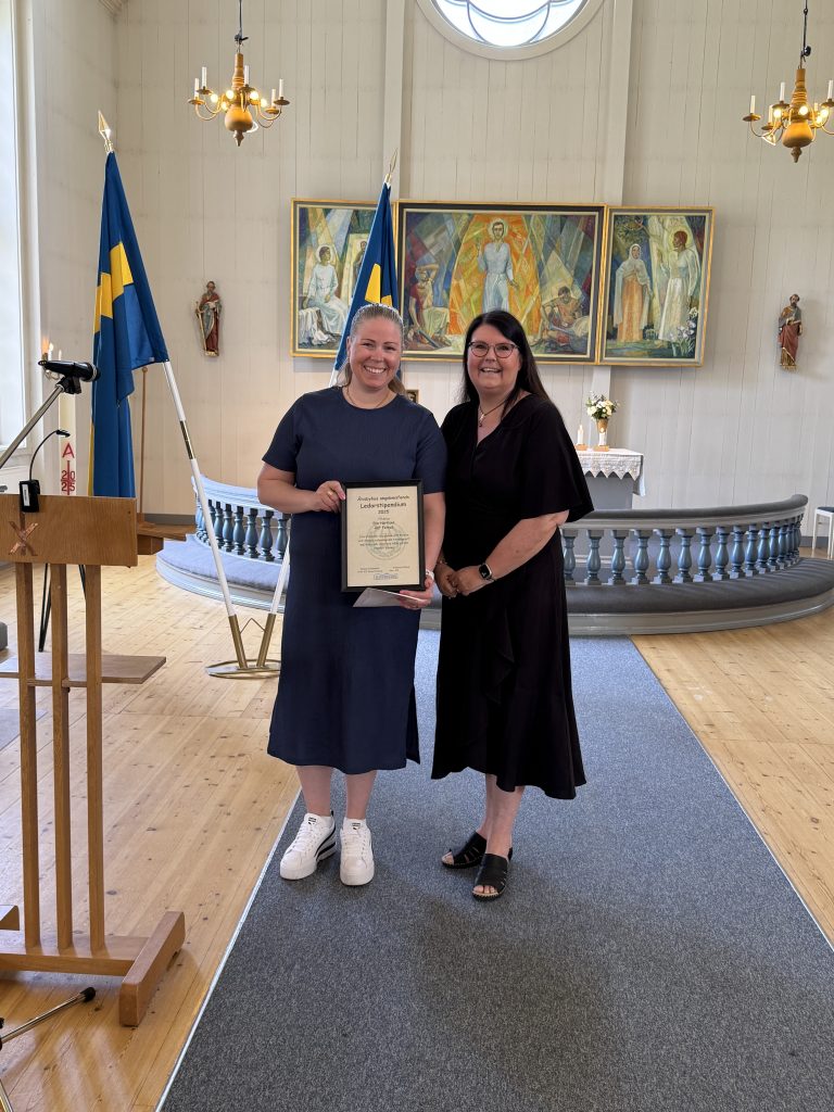 Viktoria Viklund delade ut stipendium till Elin Hortlund.
