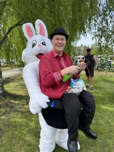JohnTrix och Svante Kanin delade ut ballongdjur till barnen