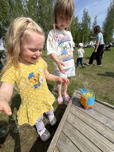 Barn leker med såpbubblor.
