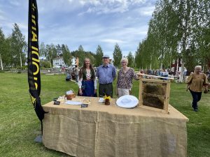 Älvsbyns biodlarförening visade upp en visningskupa och berättade om binas viktiga roll.