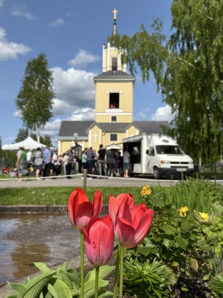 Det fanns både fika och mat att köpa på området.