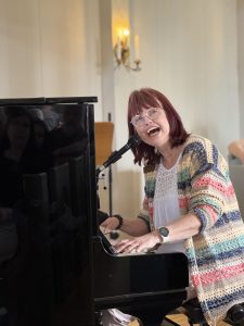 Ing-Marie Lindgren bjuder på sång och musik.