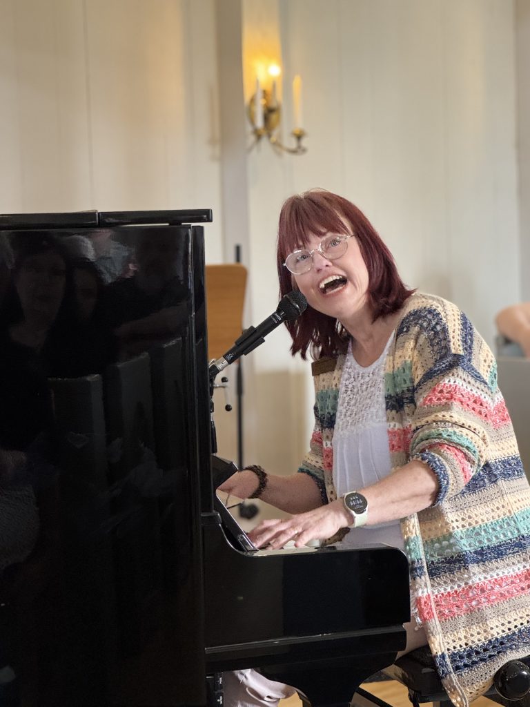 Ing-Marie Lindgren bjuder på sång och musik.