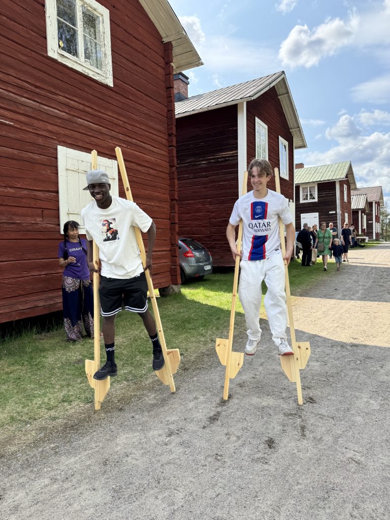 Bilden visar ungdomar som går på styltor.