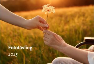 Bilden visar en vuxens hand som ger en äldre hand en blomma. Det står fototävling 2025 på bilden.