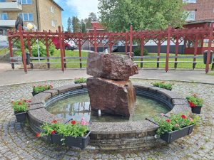 Kommunens nyaste blomsterutsmyckning vid Turklöverns fontän.