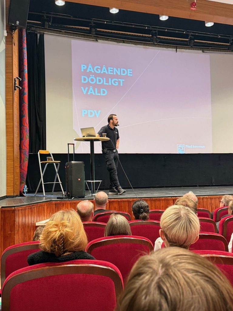 Skolans personal har gått en pdv-utbildning. På bilden syns utbildare David Nyström, brandinspektör Räddningstjänsten.