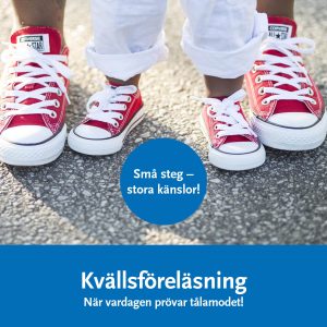 Bilden visar två par skor. Ett par vuxenskor och ett par barnskor.