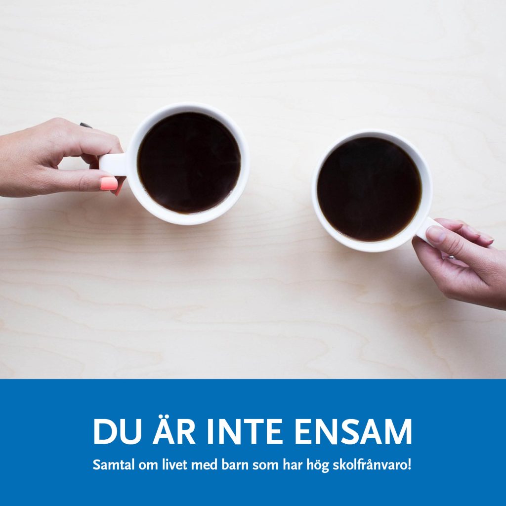 Bilden visar två personer som håller i varsinn kaffekopp.