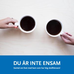 Bilden visar två personer som håller i varsinn kaffekopp.