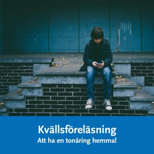 Bilden visar en kille som sitter och kollar i sin mobil utomhus.