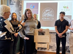 Angnez Jonnson Sjögren visade upp sin prototyp för en pall som hon säljer i sitt företag.