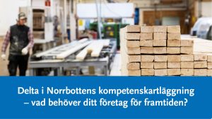 Bilden visar staplade trävaror i snickeri med arbetare i bakgrunden.