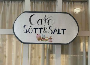 Bilden visar skylten för Cafe sött och salt.