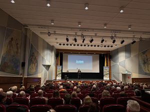 Bilden visar ett nästintill fullsatt Forum. Många människor som sitter i en biosalong.