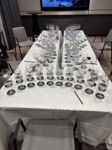 Ett bord med många vinglas för att prova de olika vattnen. 