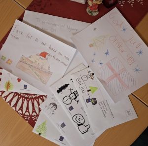 Bilder på julbrev i en hög.