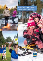 Framsidan på den interaktiva broschyren. Barn på en kälke, tjejer som spelar fotboll samt vuxna vid en eld.