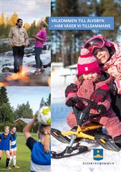 Framsidan på den interaktiva broschyren. Barn på en kälke, tjejer som spelar fotboll samt vuxna vid en eld.