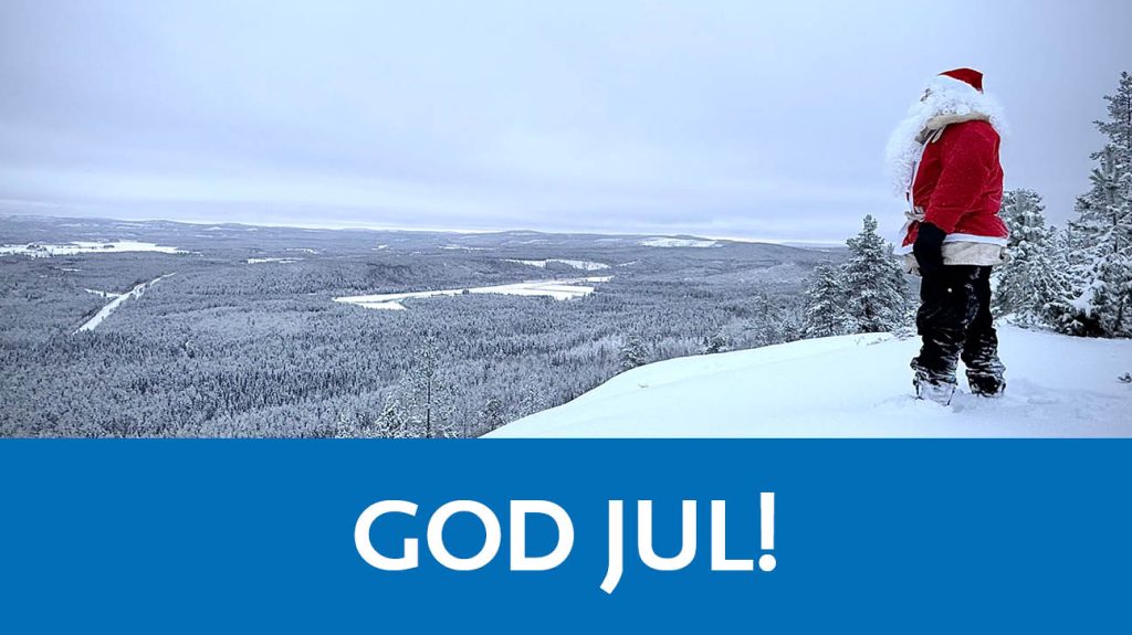 Kanistomten står på berget och tittar ut över Älvsbyn.