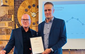 Kommunstyrelsens ordförande tog emot diplom för Norrbottens bästa kommun i företagsranking av Svenskt Näringsliv.