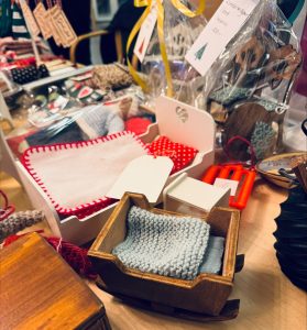 Bild på saker på ett bord som är till salu.