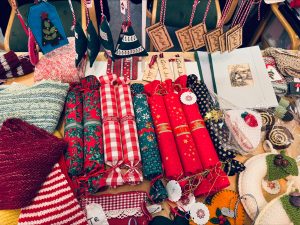 Bild på olika textilier som är till salu.