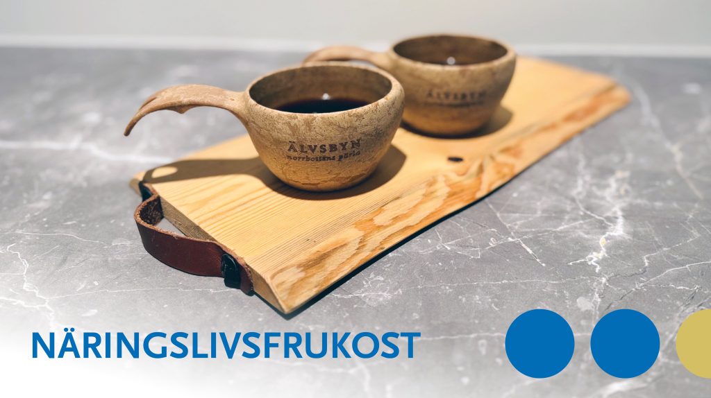 Bilden visar två kåsor med kaffe som står på em skärbräda i trä.