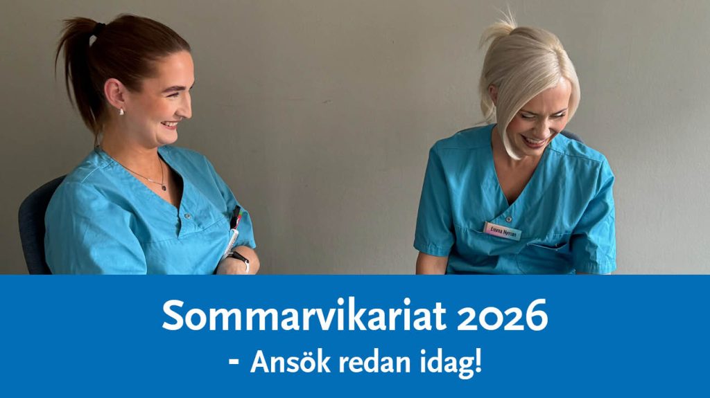 Två kvinnor skrattar tillsammans. På bilden står det följande: sommarvikariat 2026, ansök redan idag.