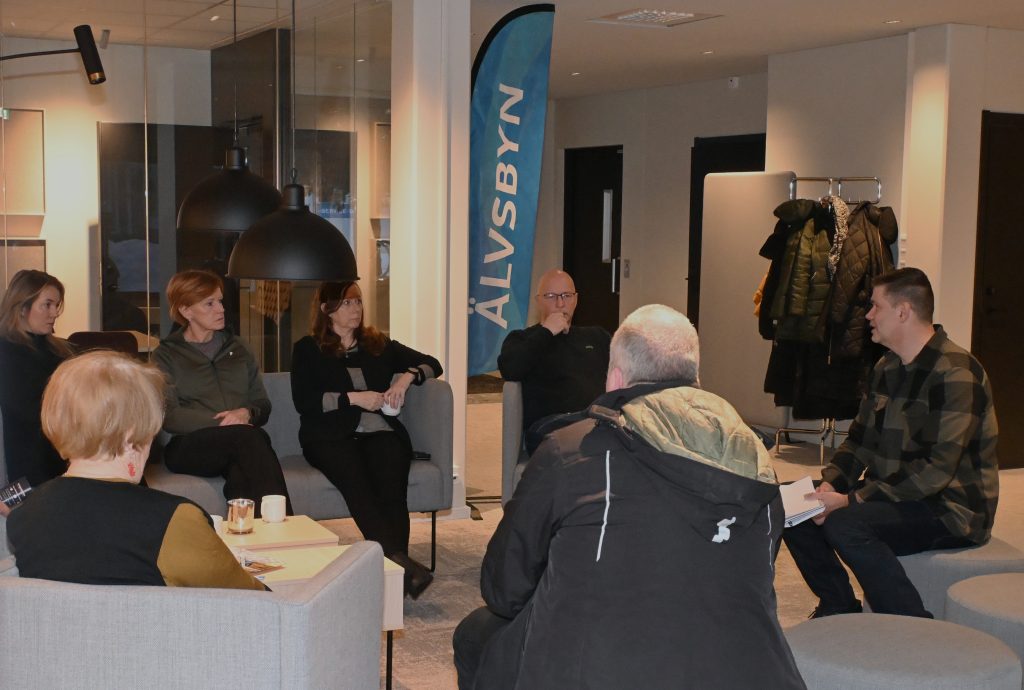 Personer sitter och pratar.