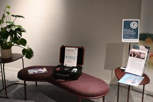 En öppen väska där olika saker från Energiväskan visas.