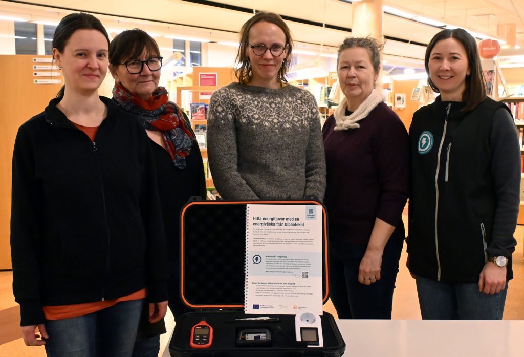 Personal på biblioteket och Älvsbyns energi-och klimatrådgivare står bakom Energiväskan