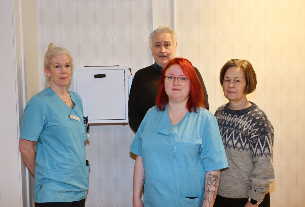 Bilden visar personal vid det digitala medicinskåpet.