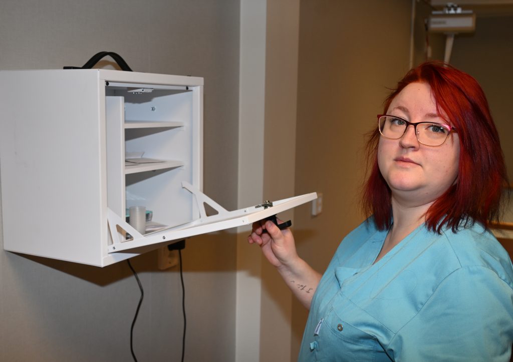 Undersköterskan Jennifer Edén öppnar det digitala medicinskåpet med hjälp av sin arbetstelefon.