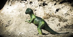 Bilden visar en leksaks dinosaurie, en pachycephalosaurus stående i sand
