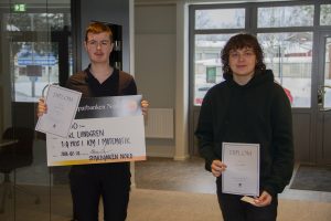 Bild på två av pristagarna i årskurs 9.