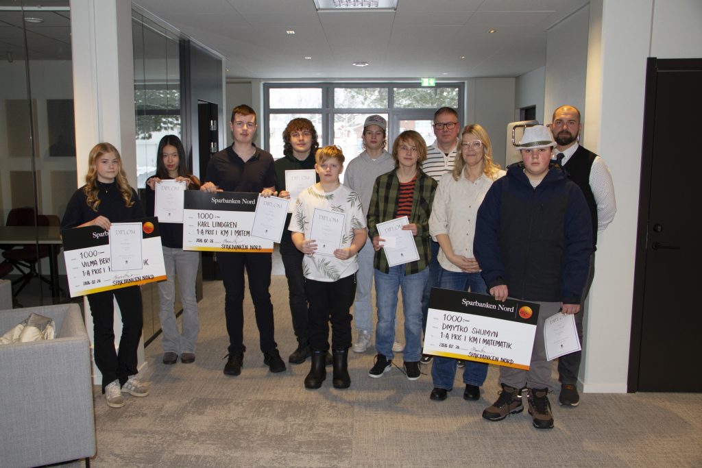 Bild på alla pristagarna i med lärare och skolchef.