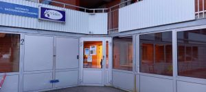 Bilden visar en entré dörr till Violen i Vidsel