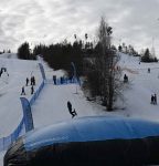 Bilden visar ett barn som just hoppat och snurrande ska landa i den stora uppblåsbara kudden Bigairbag som finns på plats under kanisdagen 2026