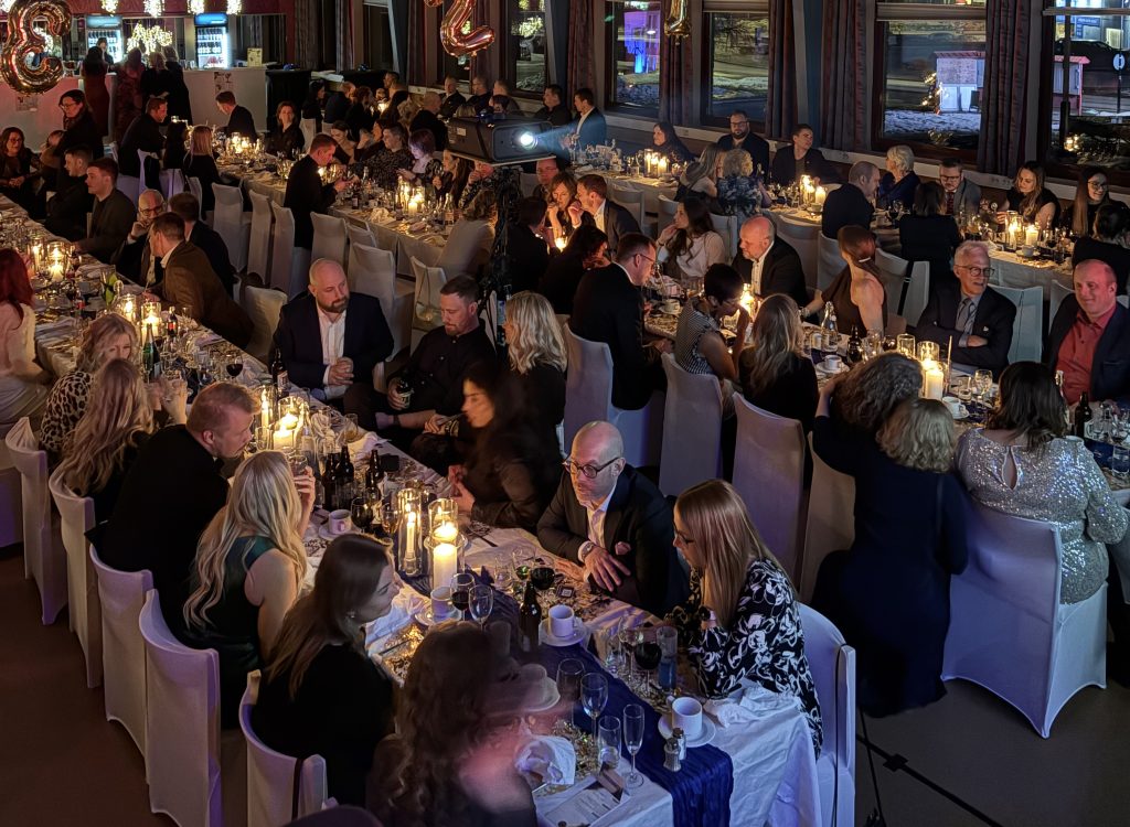 Många besökte Näringslivsgalan. På bilden sitter alla samlade vid borden.